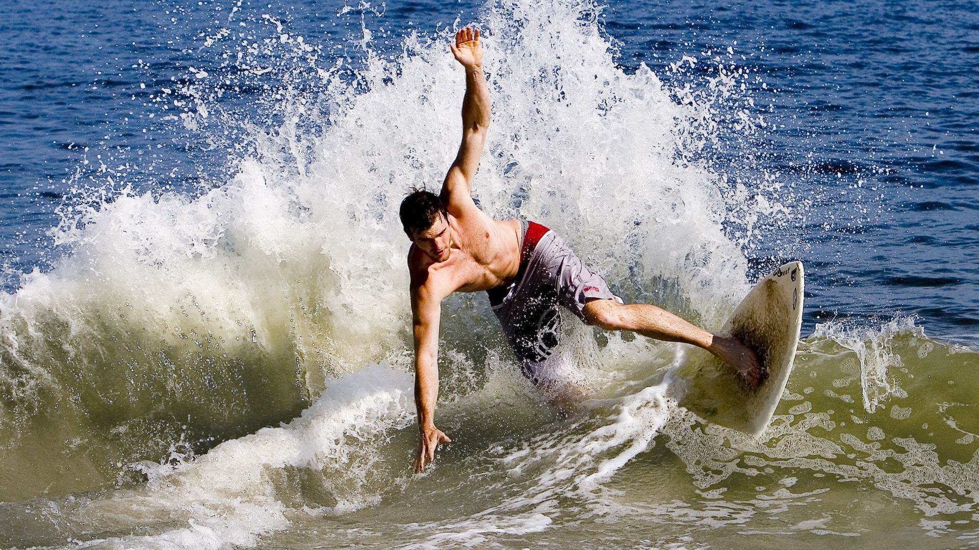 实力碰撞：场面火爆，双方拼尽全力，实力的较量是什么意思