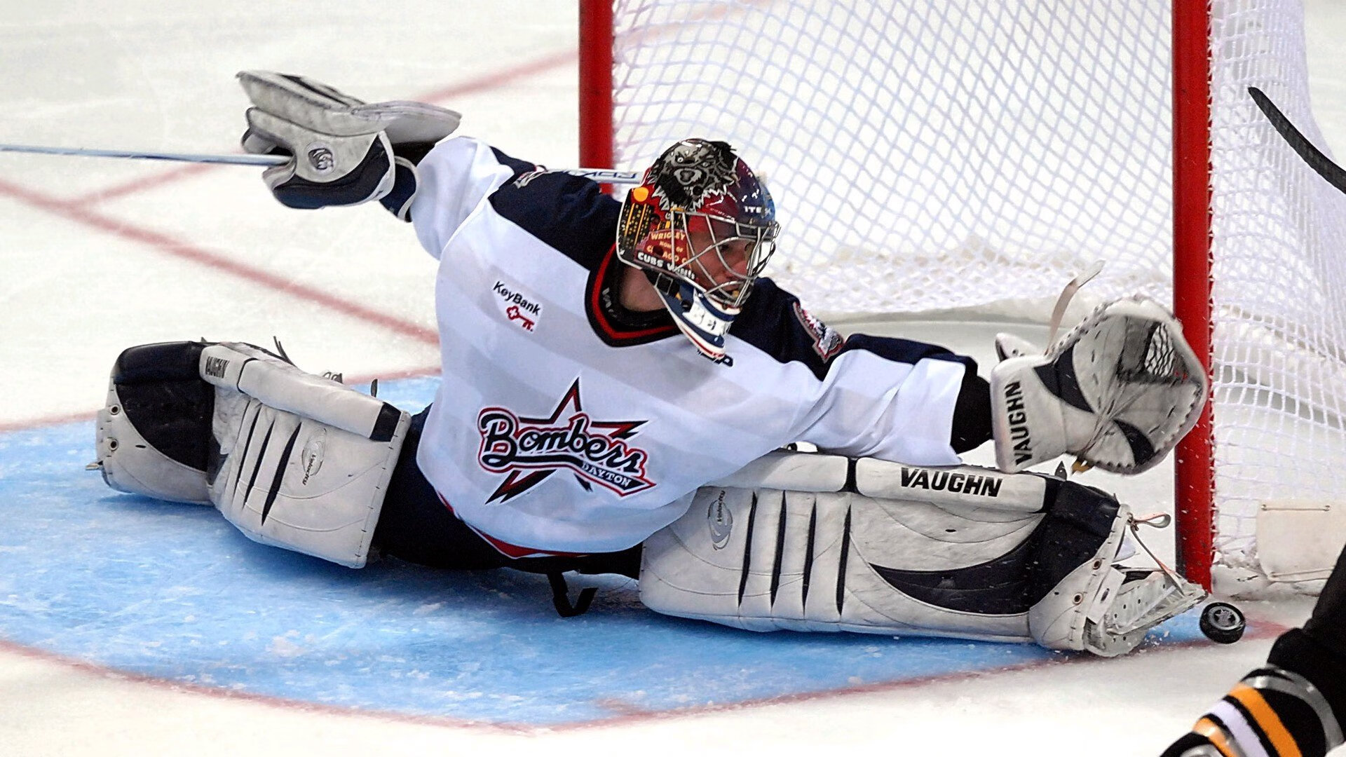 爱游戏网页版-比赛中球员们发挥出色，向观众展示激烈竞争，球员们在赛场上